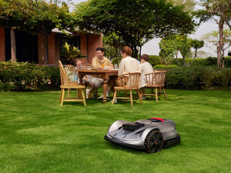 Sunseeker Mähroboter auf gepflegter Rasenfläche im Garten